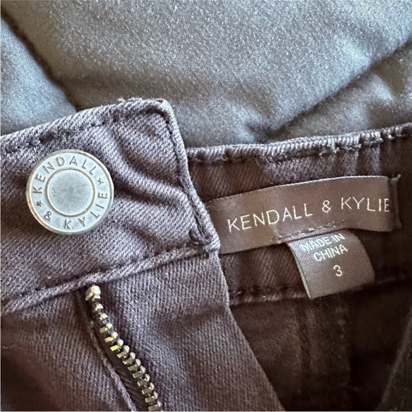 Kendall & Kylie Super High-Rise Black Zipper
Shorts SIZE 3 - Picture 5 of 8